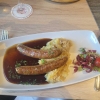 Graugansbratwürste auf Kartoffel-Sauerkrautstampf, dazu Graugansjus