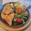 Fischvariation - verschiedene Fischfilets an Dijonsenfsauce auf Spinat, dazu Bratkartoffeln