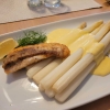 Spargel mit gebratenem Lachsfilet, dazu Salzkartoffeln und Sauce Hollandaise