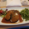 Lammbraten vom Nordfriesischen Salzwiesenlamm an Thymianjus, dazu grüne Bohnen und Salzkartoffeln
