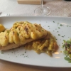 Gebratenes Lachsfilet unter einer Kartoffel-Trüffel-Haube auf Möhren-Fenchel-Gemüse