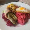 Labskaus mit Matjes, Spiegelei, Gewürzgurke, Roter Bete und Salatbeilage
