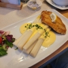 Spargel mit saftigem Schnitzel vom Sussländer Schweinerücken, dazu Salzkartoffeln und Sauce Hollandaise