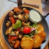 Champignon-Gemüsepfanne mit Kräutern und Kartoffelrösti, dazu Knoblauchdip