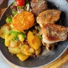 Lodgepfanne - Medaillons vom Rind, Schwein und Geflügel, dazu Rinderjus, gebratene Champignons und Bratkartoffeln