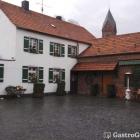 Foto zu Bitzerhof: der wunderschöne Innenhof - im Sommer Außengastronomie