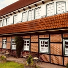 Foto zu Hotel Restaurant Auerhahn: Biergarten Hauswand