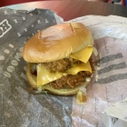 Foto zu Kentucky Fried Chicken: Dbl Kentucky BBQ Zinger mit 3 Hotwings und Pommes 2025 12,49 €