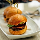 Foto zu Restaurant Schnürboden: Kleine Burger vom Buffet
