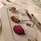 Foto zu Schloss Romrod: Amuse Geule - Geräuchertes Lammfilet, Linsen, Avocado-Chili Mousse, karamellisierter Thunfisch, Cranberries