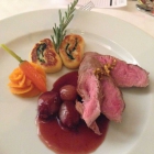 Foto zu Schloss Romrod: Hauptgericht - Kalbsfilet Pistazienbutter, Barolo-Schalotten und Kartoffel Spinat Roulade