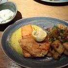Foto zu Schiffer Börse: Pannfisch mit Speckbratkartoffeln - Fisch, Bratkartoffeln und Rahmgurkensalat wirklich gut - Senfsauce leider dünnflüssig und fade