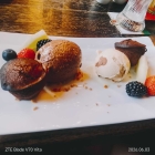 Foto zu Restaurant Zum Ritter: 2* mit flüssigen Kern, weiße Schokolade Tonkabohne Eis, Mouse