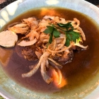 Foto zu Neue Welt: Zwiebelroststeaks vom Rinderrücken, Senfkruste (kann man nicht als Kruste bezeichnen), Bratenjus (dünnflüssig wie Suppe), Röstzwiebeln und Meerrettich