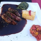 Foto zu Restaurant Casa Pedro: Lammfilet mit Pfeffersauce, Kartoffelgratin, Spinat und Paprikagemüse 27,50 € - zartes Fleisch - kräftige Sauce - alles bestens gewürzt - sehr empfehlenswert