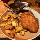 Foto zu Restaurant Becherhus: Schnitzel vom Haaner Strohschwein mit Pfeffersauce (ohne Sahne, sehr schön) und wunderbar knusprigen Bratkartoffeln