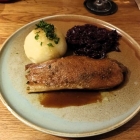 Foto zu Restaurant Becherhus: Gänsebrust - zart und knusprig - die aromatische Jus wurde in einer Sauciere serviert - Rotkohl würzig - Kloß schön fluffig - für 29,90 € überraschend gut