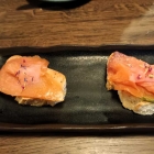 Foto zu Restaurant Klosterschänke: Küchengruß - Baguette mit Räucherlachs, Guacamole und Ingwer