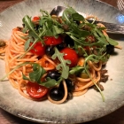 Foto zu Restaurant Klosterschänke: Spaghetti mit Cocktailtomaten, Oliven, Rucola und frittierten Kapern - nachgereichter Parmesan aus der Tüte - wir haben in der Klosterschänke schon besser gegessen
