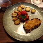 Foto zu Restaurant Klosterschänke: Rumpsteak mit Zwiebel-Senf-Kruste (eher eine Zwiebelauflage, leider nicht krustig) mit Ratatouille (zu 90 % aus Möhren??), Rosmarinkartoffeln und einer suppigen Rotweinjus