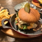 Foto zu Restaurant Rausmühle: Smash Burger mit Fritten und einem Dip 27,- € - die Preise im lokalen Quervergleich deutlich höher - selbstverständlich unter Berücksichtigung vergleichbarer Qualität
