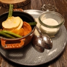 Foto zu Restaurant Rausmühle: Küchengruß - Obst- und Gemüsechips mit Kräuterdip (erinnerte hier erfreulicherweise nicht an Milram)