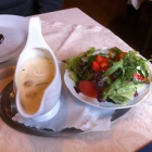 Foto zu Gasthof im Hotel Zum Anker: Soße und Beilagensalat