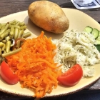 Foto zu Restaurant - Café Zehntscheune: 10.06.25: Salatteller mit Pellkartoffel. Bisschen dürftig.