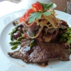 Foto zu Restaurant im Hotel zur Treene: Gebratene Rinderleber mit Spargel auf Kartoffelpüree mit Kirschbalsamicosauce