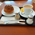 Foto zu Café Steigleiter: Kaffee und Kümmelbrötchen (Mohnbrötchen waren aus)