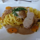 Foto zu Hotel-Restaurant Klostermühle: Maispoularde mit Bandnudeln und Karottengemüse