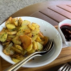 Foto zu Reber`s Pflug: Bratkartoffeln zum Wiener Schnitzel - leider total versalzen, nach Reklamation wurden sehr blässliche Kartoffeln serviert
