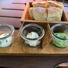 Foto zu Reber`s Pflug: Frisches Brot mit dreierlei Aufstrich - Aioli versalzen, Salzbutter gut, Petersilien-Dip schmeckte sehr grün und gesund