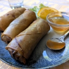 Foto zu Restaurant Nat Pob: Pho Pia Thod - Knusprige Frühlingsrollen mit süß-saurer Soße