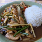 Foto zu Restaurant Nat Pob: Gai Pad Kra-Pau - gebratenes Hühnerfleisch mit Thai-Basilikum, Zwiebeln, Chili, Champignons, Paprika, Bohnen und Bambus
