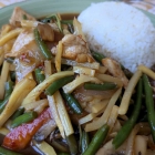 Foto zu Restaurant Nat Pob: Gai Pad Kra-Pau - gebratenes Hühnerfleisch mit Thai-Basilikum, Zwiebeln, Chili, Champignons, Paprika, Bohnen und Bambus