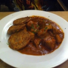 Foto zu Türkenhof: Bierbrauer Gulasch mit Serviettenknödel
