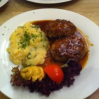 Foto zu Türkenhof: Fleischpflanzerl mit Kartoffelgurkensalat