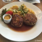 Foto zu 's Truderinger Wirtshaus: Kalbfleischpflanzerl mit Kartoffelsalat