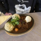 Foto zu Weissbräuhaus Zum Herrnbräu: Braumeister Gulasch mit Preselbeeren geliefert 2026 19,50 €