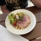 Foto zu Weissbräuhaus Zum Herrnbräu: Schweizer Wurstsalat , Stadtwurst in Essig & Öl mit Zwiebelringen und Essiggurken und Emmentaler 2026 11,90 €