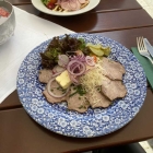 Foto zu Weissbräuhaus Zum Herrnbräu: Kalter Braten mit Essiggurken , Meeretich und Zwiebelringen 2026 11,50 €