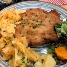 Foto zu Restaurant Zur Blum: Das Stielkotelett mit Bratkartoffeln - ein Blum-Klassiker seit vielen Jahren