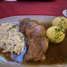 Foto zu Brasserie: Knusprige Gänsebrust mit Wirsing und Klößen