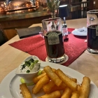 Foto zu Gasthausbrauerei Felsenkeller: Kloßpommes mit Kräuterquark