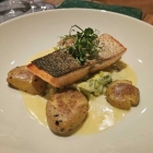 Foto zu Restaurant Kupferkanne: 26.12.25: Gebratenes Filet vom Label  Rouge Lachs, Rahmlauch, Thymiankartoffeln