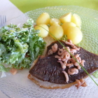 Foto zu Altes Fährhaus: „Fährhausklassiker“
Ganze Scholle gebraten ohne Gräten
mit Speckstippe, Salzkartoffeln und kleinem Salat