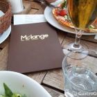 Foto zu Melange: Gedeckter Tisch im Außenbereich mit Speißekarte und Gedeck!