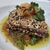 Thunfisch im Sesammantel mit asiatischem Gemüse und Glasnudeln