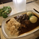 Foto zu Patrizierhaus St.Jonathan: 18.11.25 Gulasch vom Schwein, mit Waldpilzen, Sauerkraut und Knödel